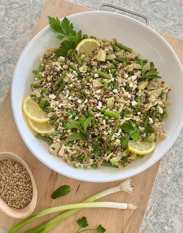 Ensalada de lentejas, espárragos y alcachofa: una receta rica en prebióticos para alimentar tu microbiota