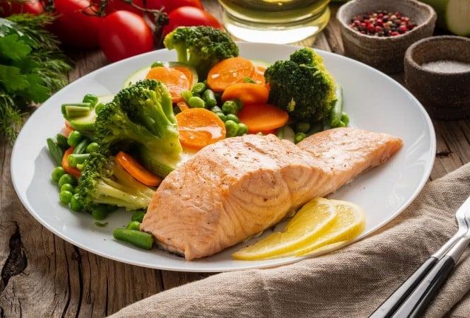 Salmón al horno con arroz y verduras suaves: una comida antiinflamatoria para cuidar tu intestino
