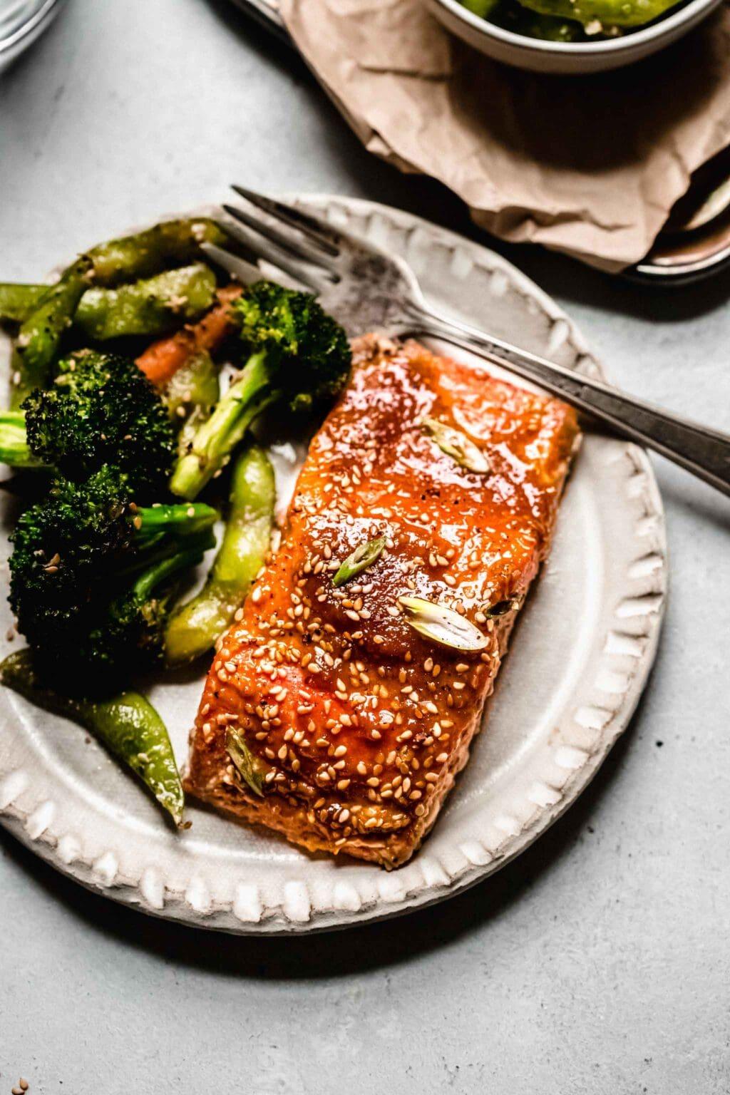 Salmón al horno con miso: receta probiótica para la microbiota